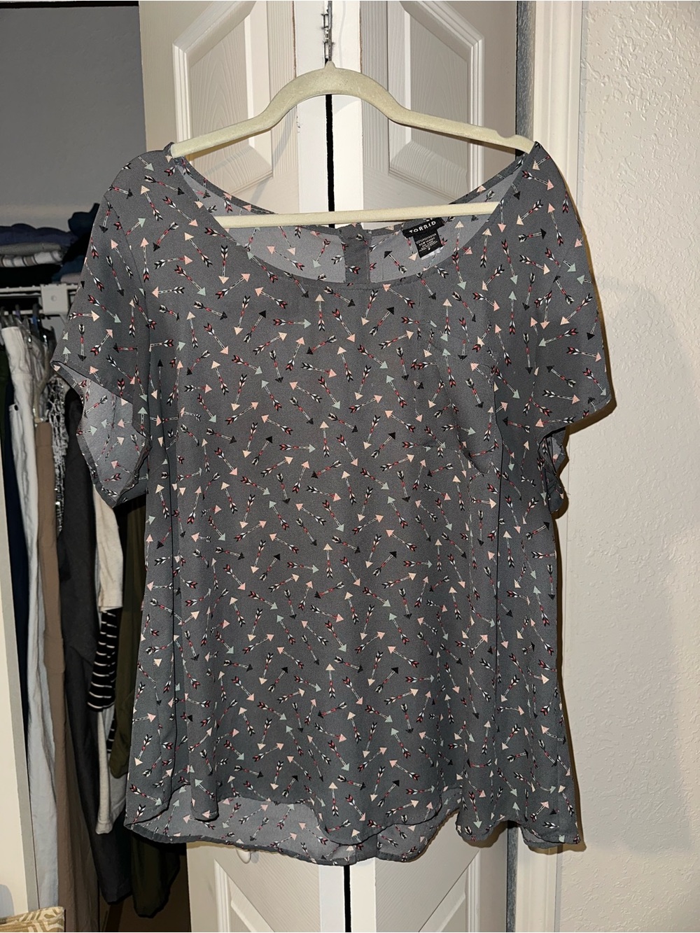 torrid Gray Short-Sleeve Blouse with Pink & Cream Arrow Print
